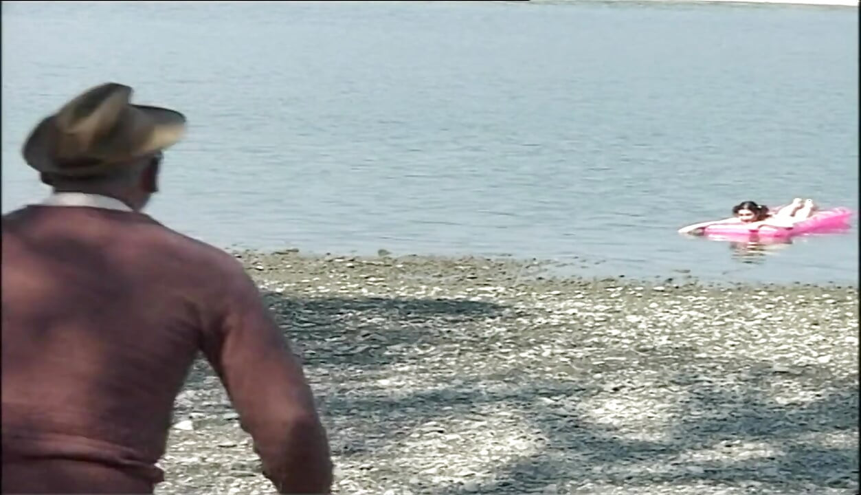 Tonåring pissar och knullar kåt farfar utomhus