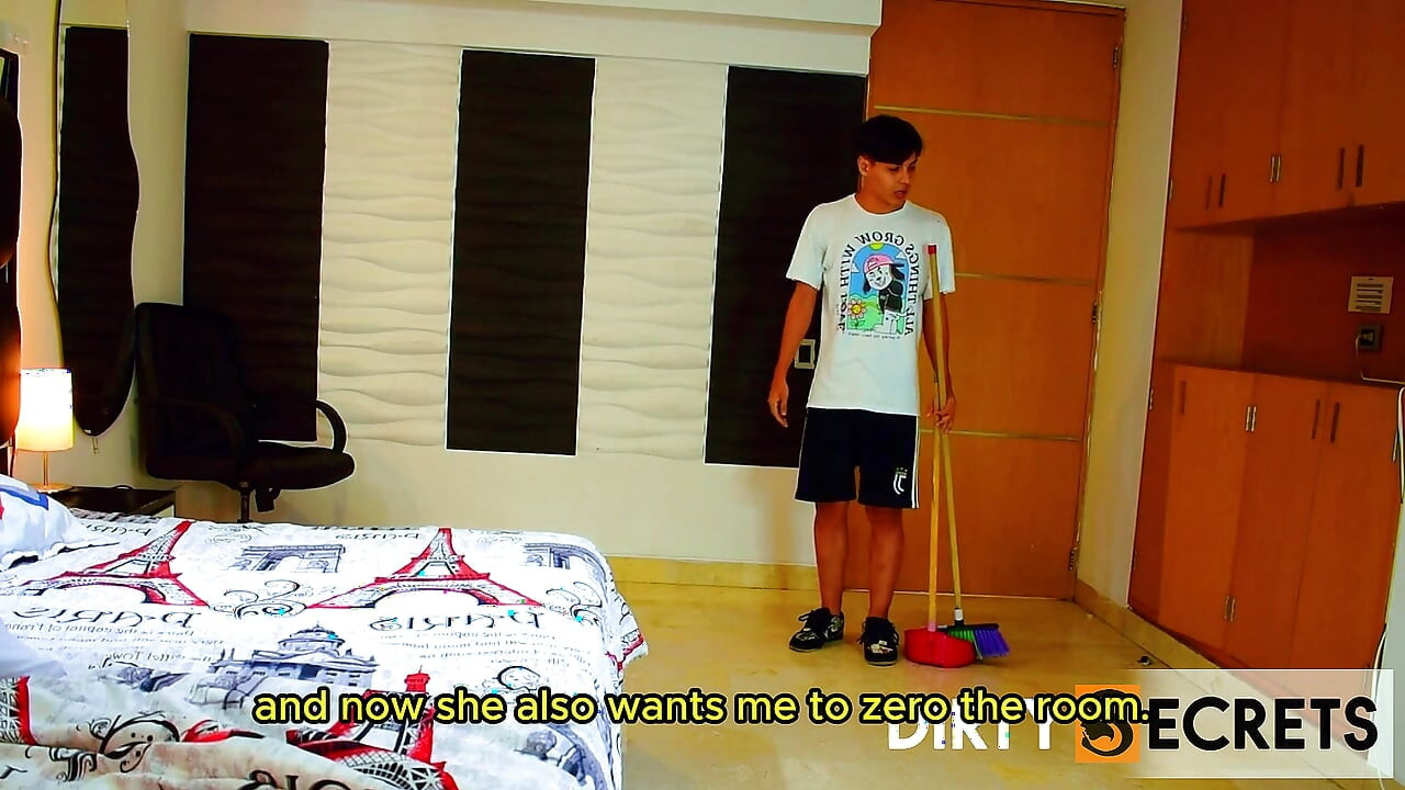 ATRAPO A MI HIJASTRO OLIENDO MIS PANTIES Y MASTURBÁNDOSE, ASI QUE DECIDO FOLLARLO.