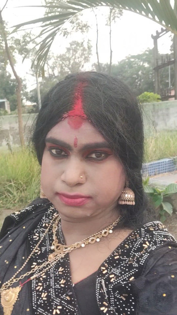 Crossdresser Meghna sissy izlazak u park