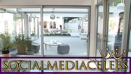 Büyük yaraklı patron ince sıkı amcıklı sekreter sürtüğü sert ve sert sikiyor