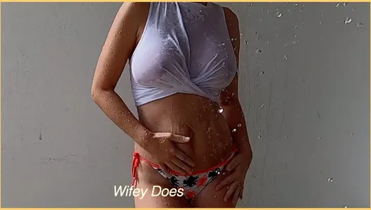 Удивительная жена получает ее идеальные сиськи, мокрые в чувственном видео с мокрой рубашкой