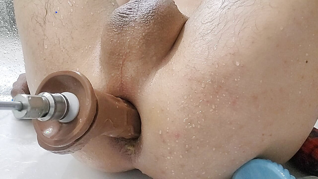 Play solo sous la douche anal gay fuckmachin