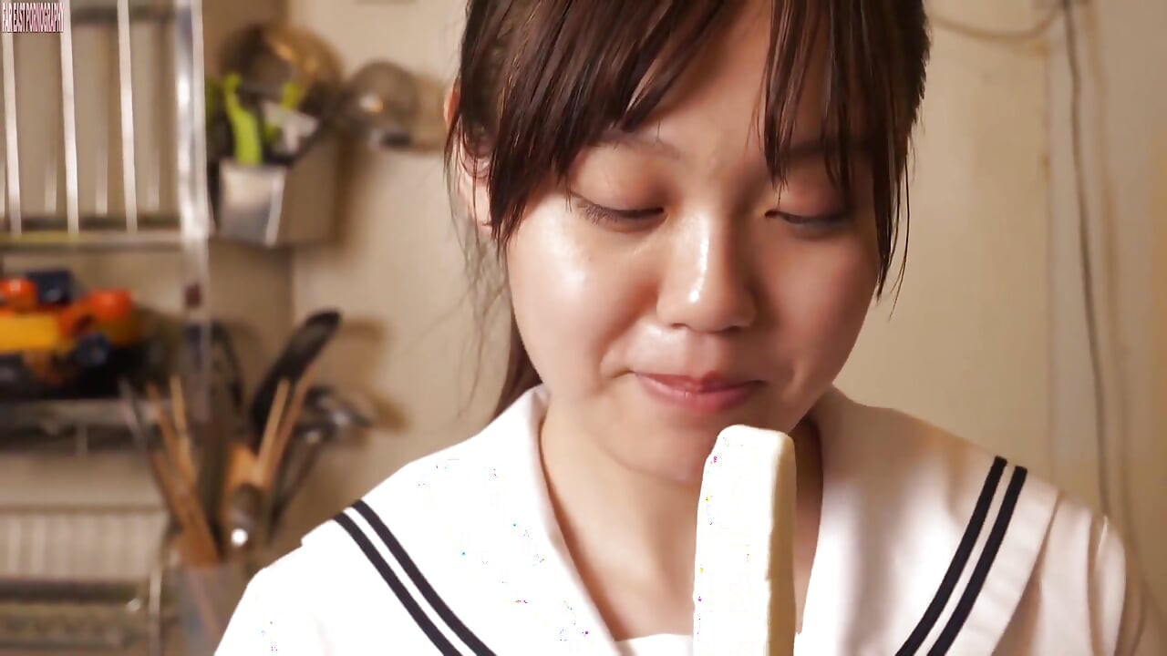 저항할 수 없는 관능적인 곡선의 귀여운 외모 - 2부