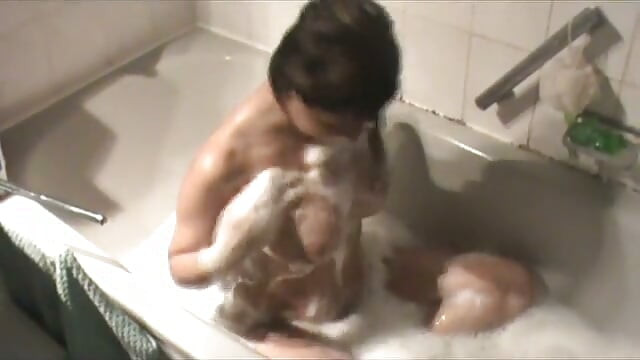 Büyük memeli ve yuvarlak götlü esmer orta yaşlı seksi kadın küvette mastürbasyon yapıyor