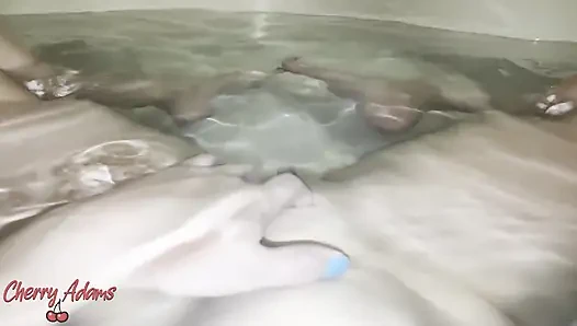 Masturbasi dan memamerkan kaki saya di bak mandi.