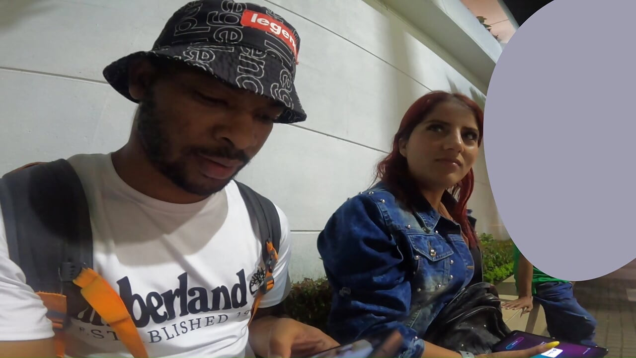 Вона допомагає мені тренуватися, розмовляючи іспанською, ми ходили по магазинах, а потім тверкували домашньою дупою - jhodez1