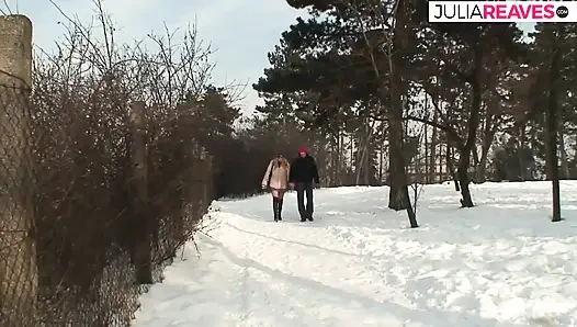 Сексуальная рыжая скачет на жестком члене по холодному снегу