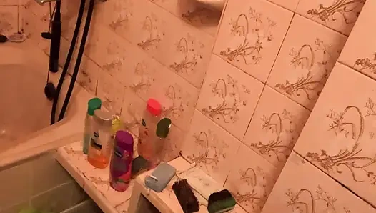 Cewek bugil di kamar mandi