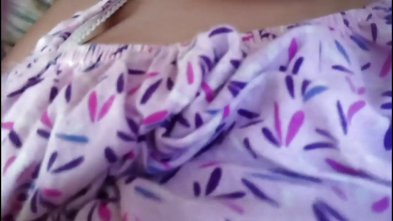 देसी ऐनी बड़े शेगी स्तन