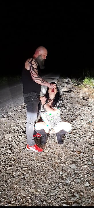 Prljava kurva baka me tjera da joj svršim u usta
