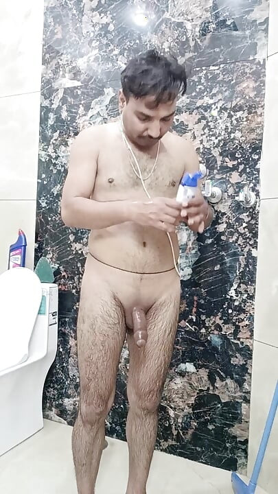 ชาย Desi อินเดียเพลิดเพลินกับการอาบน้ําและโชว์ช่วยตัวเองกับเพื่อนบ้าน