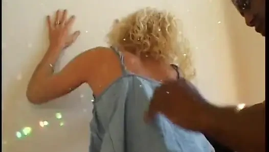Geile blonde milf bläst schwarzen schwanz, während ihre fotze geleckt wird
