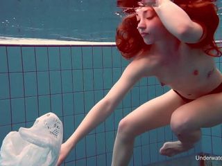 Alice Bulbul, gata nadando debaixo d'água