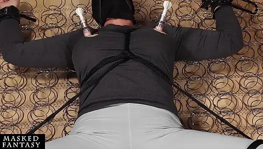 Wanita yang diikat memohong, tolong, tampar aku habis-habisan sebelum kamu ngasih aku hukuman orgasme - hukuman memek dan toket