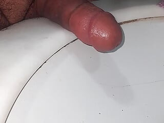 Masturbation dans la salle de bain, vrai homme mature amateur, j’ai baisé ma bite, c’est super