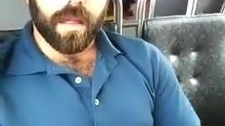 Guapo oso autobús wanking