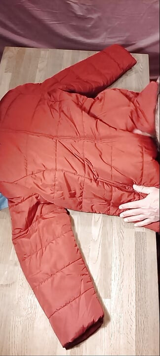 4 corridas en el dulce forro de un abrigo de dama roja