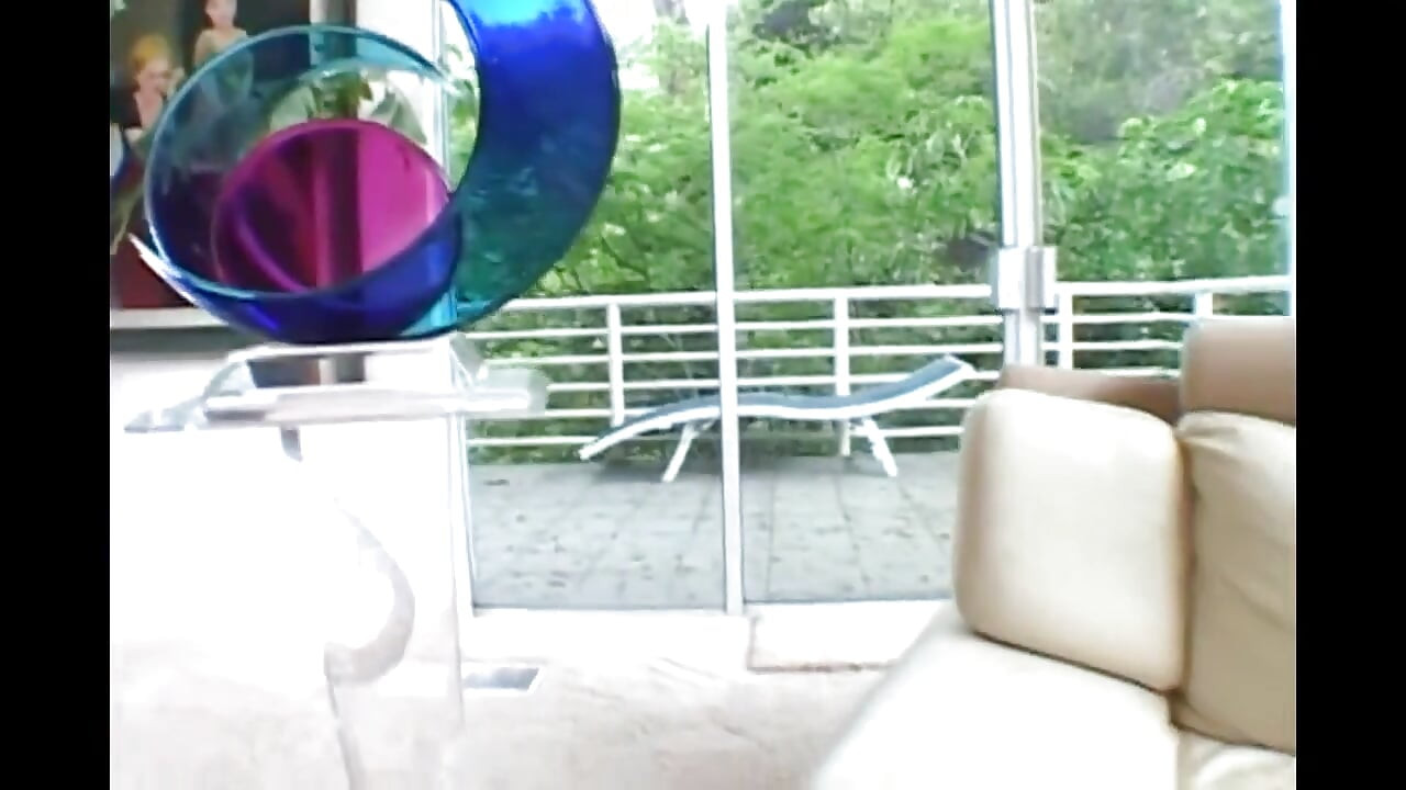 Gorący seks lesbijski z paskiem na dildo