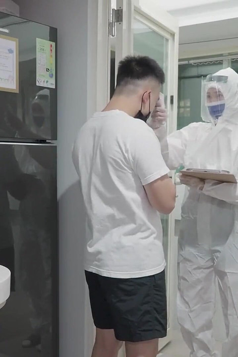 Lucky Guy Fucks Li Er During Lockdown