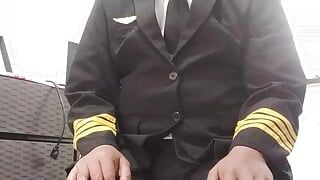 Geile piloot wrijft en masturbeert zijn grote pik na zijn training