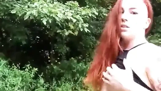 Si cewek eksibisual rambut merah muncrat banyak banget di taman umum