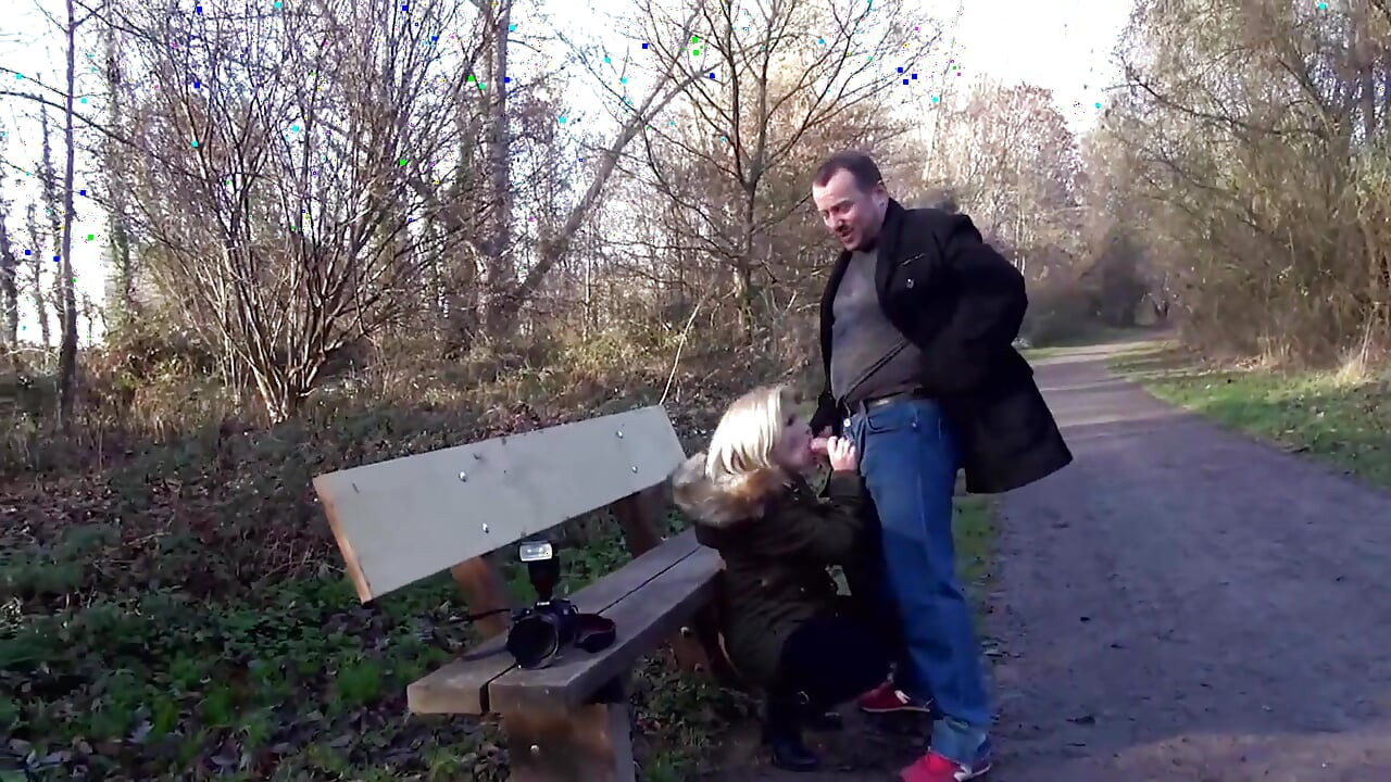 Татуйована блондинка дружина дико трахається в машині на відкритому повітрі