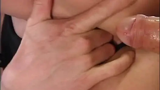 Genç amatör kız hapishanede büyük yarakla amını sikiyor