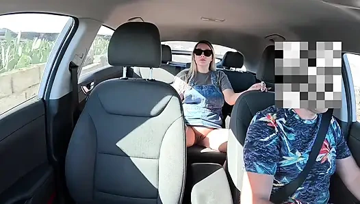 Девушка без трусиков мастурбирует в такси