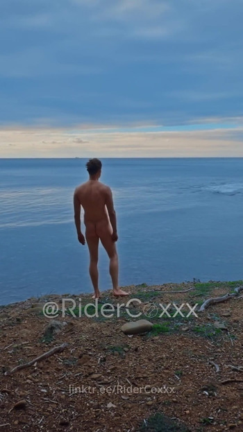 RiderCoxxx, mendaki berbogel di sepanjang pantai, menunjuk-nunjuk dan memancut mani | Klip 1