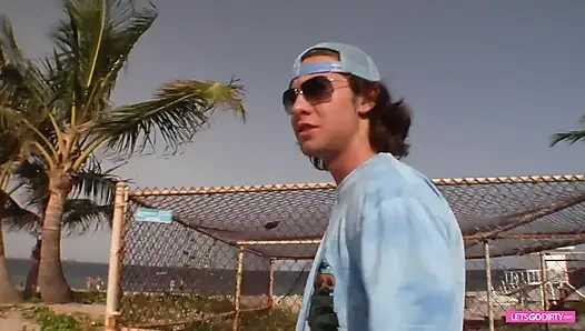 Sahilden sikişmek için mükemmel genç kız