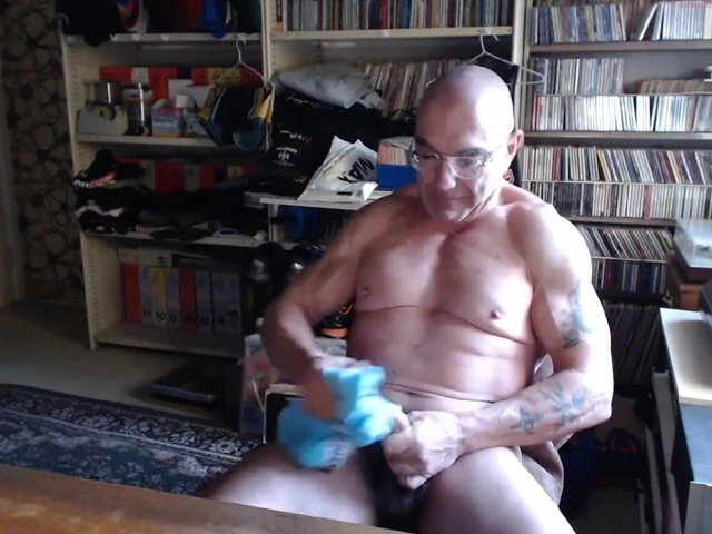 Mascled Daddy Cumming on Camera