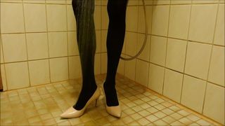 Duschen in nackten Stiletto-High Heels und Strumpfhosen