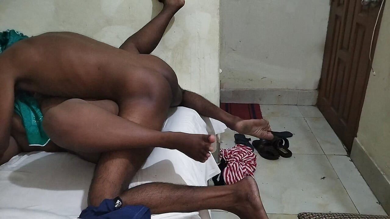 Estilo perrito, marido real esposa disfruta en tiempo completo y romance sexual en casa con cuñado
