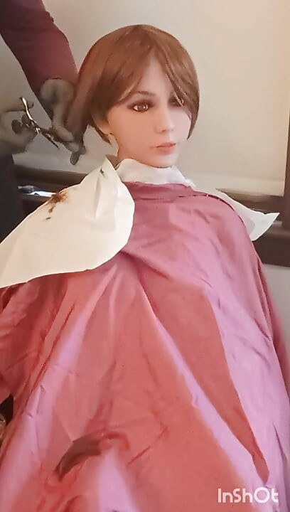 Lindsey gets a pixie cut