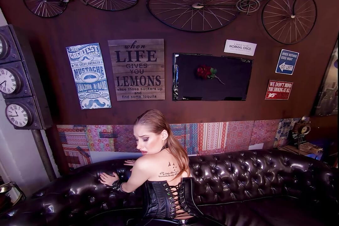 VRCosplayx Tiffany Tatum como Trish desenvolveu uma séria fome por seu pau