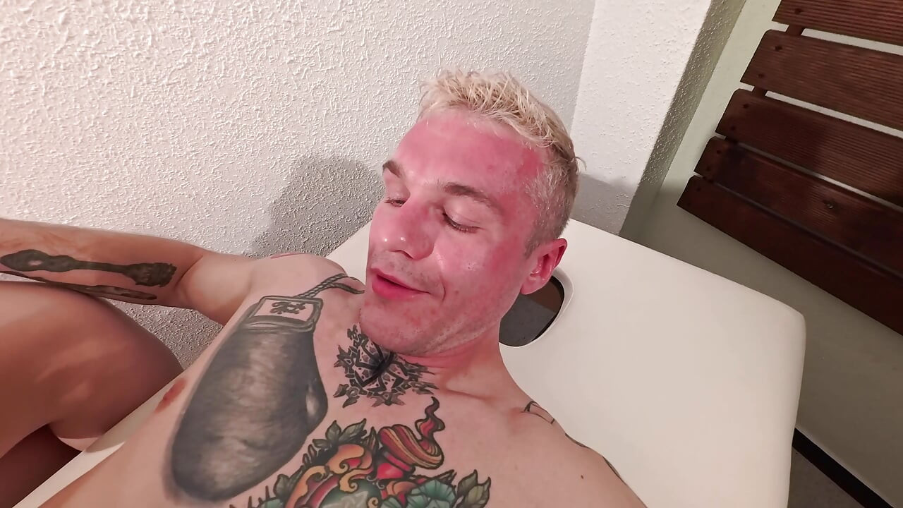 かわいいブロンドの美女が熱いマッサージの後にセックス