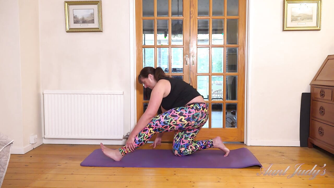 Auntjudys - Workout Time with Chubby MILF Ruby Cattrall