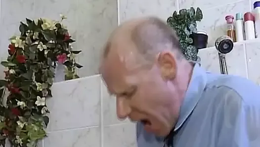 Une salope allemande aux cheveux noirs se fait détruire par deux bites bien dures dans la salle de bain