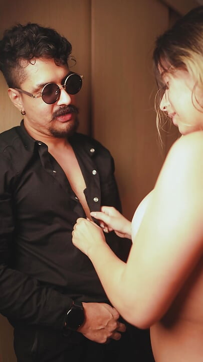 Tôi trả tiền cho một người mẫu để bầu bạn với tôi và chúng tôi đụ cả đêm