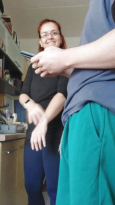 sexo na cozinha enquanto prepara o almoço