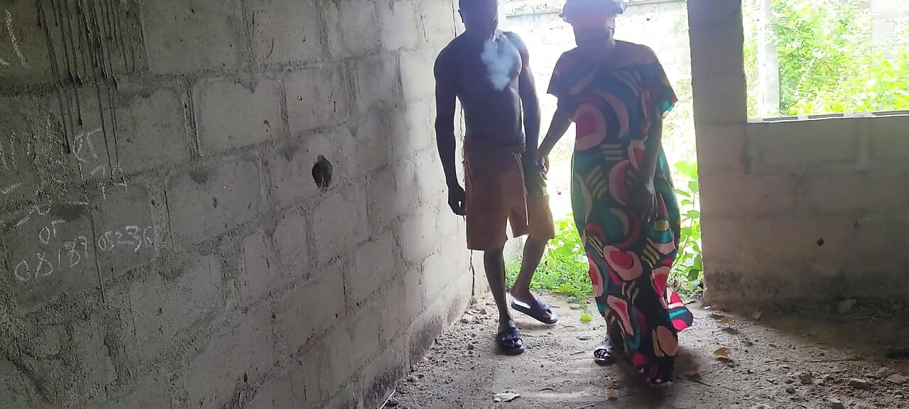 كانت زوجتي تحاول إقناعي بعدم ممارسة الجنس مع صديقتها المقربة