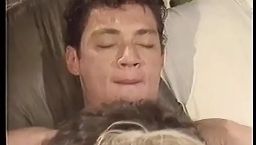 Blondes geiles schätzchen teilt einen schwanz mit ihrer lieblingsfreundin