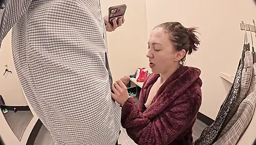 Orta yaşlı seksi kadın yüzme havuzu soyunma odasında rastgele kişiye gırtlağına kadar alıyor. 8 inçlik yarak derin gırtlak. Döl Yut