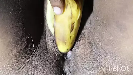 Une pauvre banane se fait manger par la chatte