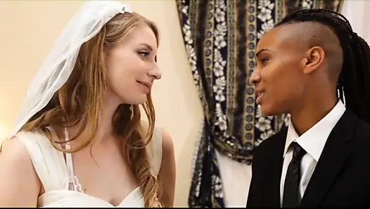 Ela Darling принимает большой жесткий страпон для лесбийской сексуальной любви