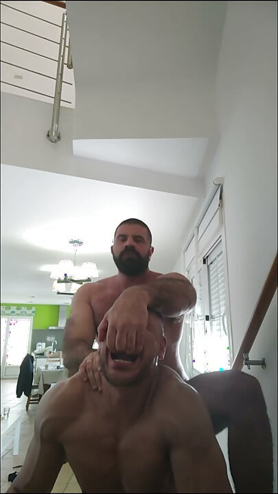 Kaslı eğitmen büyük üvey babası tarafından sikiliyor