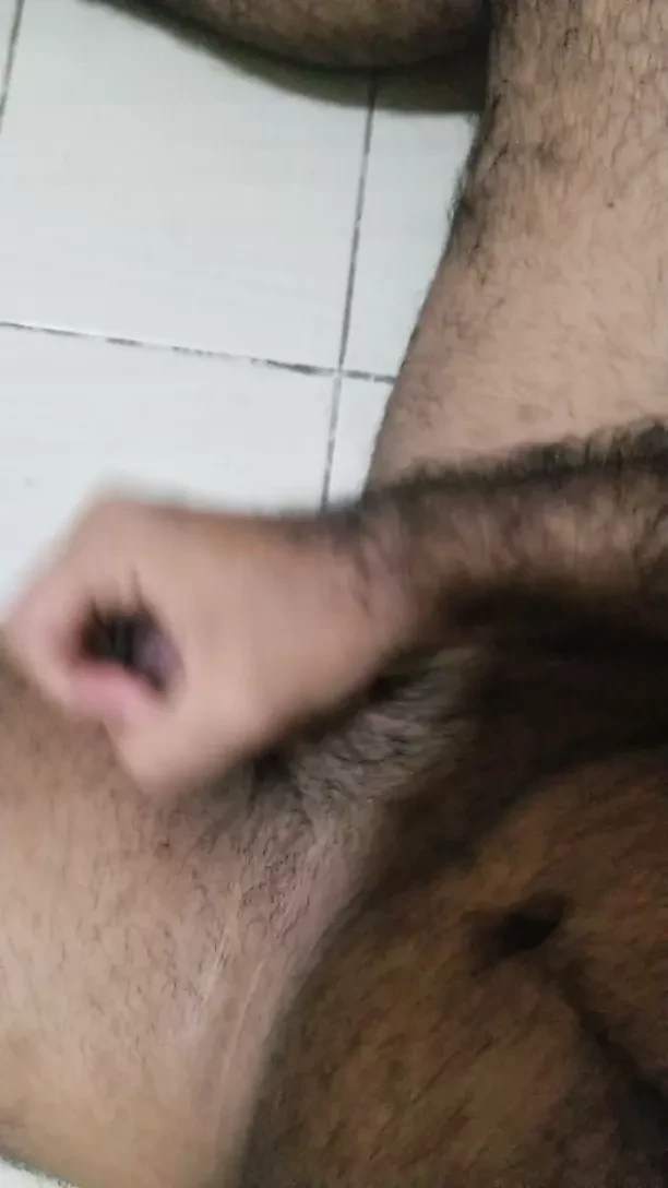Velho papai peludo gozando
