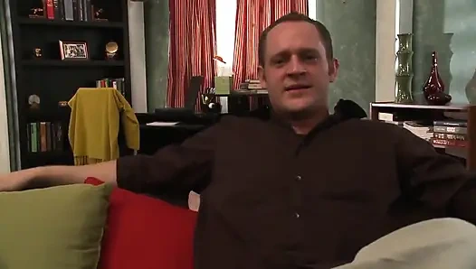 Возбужденная милфа трахается как тинка