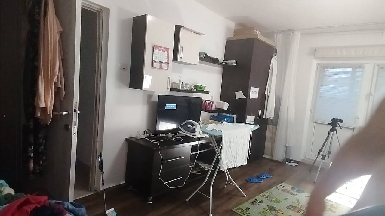 Seksowna brunetka robi nagie prace domowe w domu