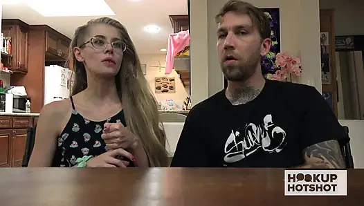 Die kleine blonde kyaa liebt es, von bryan gozzling gefickt zu werden